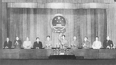 1954年召开的一届全国人大一次会议通过新中国第一部宪法.