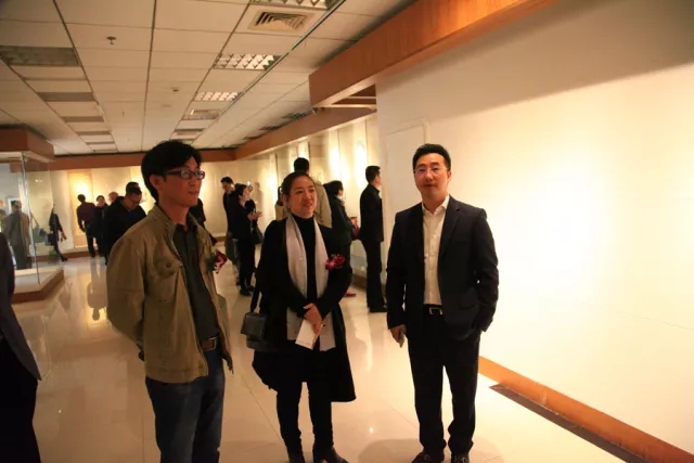 参展作家欧阳文石及王若向南汇博物馆赠送书画作品