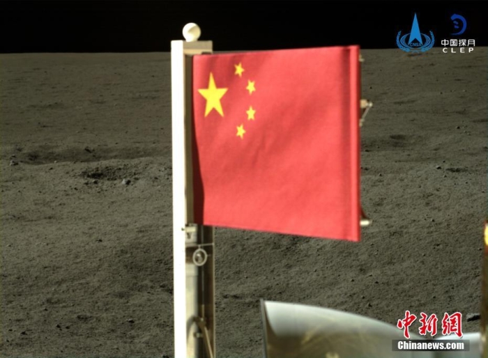 6月4日，中国国家航天局公布了嫦娥六号探测器在月球背面的五星红旗展示影像。鲜艳的五星红旗再次闪耀月球，这也是中国首次在月球背面独立动态展示国旗。<a target='_blank' href='//'><p  align=